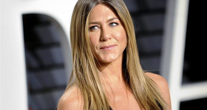 Jennifer Aniston’s Trainer Advises Hydrate